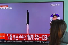 Người dân Hàn Quốc theo dõi trên truyền hình về vụ thử tên lửa của Triều Tiên tại nhà ga ở Seoul ngày 12/2. (Nguồn: AFP/TTXVN)