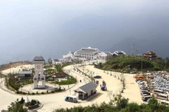 Đi cáp treo lên Fansipang sẽ thu hút đông đảo khách du lịch trong nước và quốc tế. (Ảnh: Nhật Anh/TTXVN)