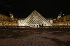 Bên ngoài Viện bảo tàng Louvre ngày 3/2. (Nguồn: AFP/TTXVN)