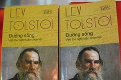 Bìa cuốn sách "Đường sống - Văn thư nghị luận chọn lọc" của Lev Tolstoi. (Ảnh: Thiên Linh/Vietnam+)