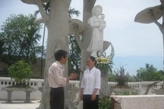 Ông Thược tận dụng mọi lúc, mọi nơi để tuyên truyền về bầu cử. (Ảnh: Thiên Linh/ Vietnam+)