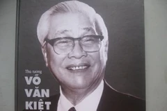 Trang bìa cuốn sách. (Thiên Linh/ Vietnam+). 