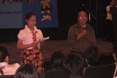 Nhà thơ Trần Đăng Khoa giao lưu cùng các trại viên (Ảnh: Thúy Mơ/Vietnam+)