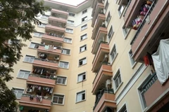 Tòa nhà ông Hứa rơi xuống và tử vong. (Ảnh: Phương Mai/ Vietnam+)