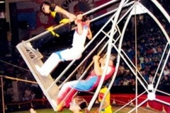 Tiết mục "Đu siêu nhân" (Nguồn:Liên đoàn xiếc Việt Nam)