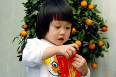 Trẻ vui sướng nhận tiền lì xì. (Nguồn: Internet)