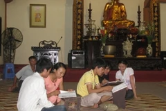 Các thí sinh ôn thi tại Chùa Bằng A. (Ảnh: Thúy Mơ/Vietnam+)