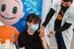 Tổng thống Macron nêu rõ tới nay, 50% trong tổng số người trưởng thành tại Pháp đã tiêm ít nhất một mũi tiêm, tạo ra bước ngoặt trong chiến dịch tiêm chủng của nước này.