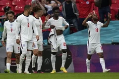 Các cầu thủ đội tuyển Anh ăn mừng bàn thắng vào lưới Cộng hòa Séc. (Ảnh: AFP/TTXVN)