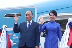 Lễ tiễn Chủ tịch nước Nguyên Xuân Phúc và Phu nhân tại Sân bay Quốc tế Wattay. (Ảnh: Thống Nhất/TTXVN)