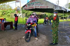 Khởi tố 2 đối tượng vượt chốt kiểm soát, chống người thi hành công vụ