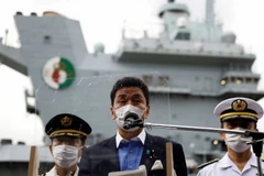 Bộ trưởng Quốc phòng Nhật Bản Nobuo Kishi thăm tàu sân bay Anh