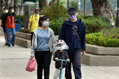 Người dân đeo khẩu trang phòng lây nhiễm COVID-19 tại Hong Kong, Trung Quốc. (Ảnh: THX/TTXVN)