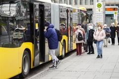 Người dân đeo khẩu trang phòng dịch COVID-19 tại Berlin, Đức. (Ảnh: THX/TTXVN)