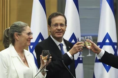 Ông Isaac Herzog và phu nhân chúc mừng sau cuộc bỏ phiếu tại Quốc hội ở Jerusalem, ngày 2/6/2021. (Ảnh: AFP/TTXVN)