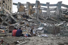 Nhà cửa bị phá hủy sau các cuộc không kích của Israel tại Dải Gaza. (Ảnh: AFP/TTXVN)