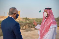 Thái tử Saudi Arabia Mohammed bin Salman và Thủ tướng Iraq Mustafa Al-Kadhimi. (Nguồn: Reuters)