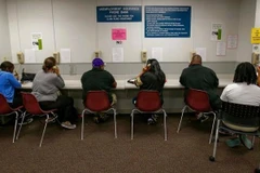 COVID-19: Doanh nghiệp Mỹ phải tăng lương để giữ chân người lao động