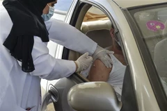 Nhân viên y tế tiêm vaccine phòng COVID-19 cho người dân. (Ảnh: AFP/TTXVN)