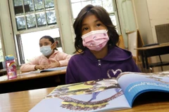 Học sinh đến trường tại Los Angeles ngày 23/6. (Nguồn: Getty Images)