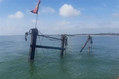 Quảng Trị cứu 5 thuyền viên trên tàu cá bị cháy và chìm xuống biển