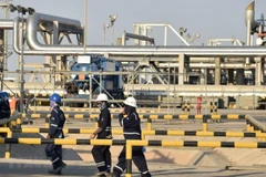 Công nhân công ty dầu Aramco làm việc tại nhà máy chế dầu Abqaiq của Saudi Arabia. (Ảnh: AFP/TTXVN)