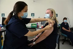 Nhân viên y tế tiêm vaccine ngừa COVID-19 cho người dân tại Sydney, Australia. (Ảnh: AFP/TTXVN)