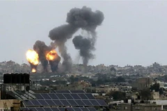 Sốc với khoảnh khắc tên lửa Israel đánh sập nhiều tòa nhà ở Gaza