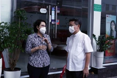 Bà Tô Thị Bích Châu, Chủ tịch Ủy ban Mặt trận Tổ quốc Việt Nam Thành phố Hồ Chí Minh, và Linh mục Đào Nguyên Vũ, Chánh Văn phòng Hội đồng Giám mục Việt Nam, trao đổi về công tác tổ chức cho tình nguyện viên. (Ảnh: Xuân Khu/TTXVN)