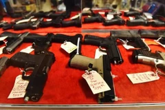 [Video] Người Mỹ gốc Á đổ xô đi mua súng phòng thân