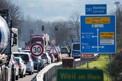 Cảnh ùn tắc trên cao tốc ở biên giới Pháp-Đức khi cảnh sát Đức kiểm tra các phương tiện trong nỗ lực ngăn chặn sự lây lan của dịch COVID-19. (Ảnh: AFP/TTXVN)