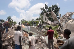 Khách sạn Manguier bị đổ sập sau trận động đất ở Les Cayes, Haiti, ngày 14/8. (Ảnh: AFP/TTXVN)