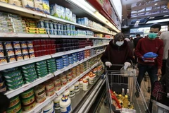 Người dân mua nhu yếu phẩm tại một siêu thị ở Dải Gaza. (Ảnh: THX/TTXVN)