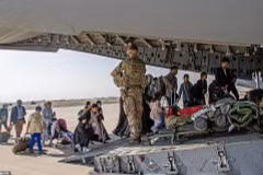Công dân Anh và người dân Afghanistan mang hai quốc tịch lên máy bay sơ tán khỏi Kabul, ngày 28/8. (Ảnh: PA/TTXVN)