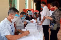 Thực hiện bầu cử thêm đại biểu hội đồng nhân dân tại phường Mỹ Xá, thành phố Nam Định. (Ảnh: Văn Đạt/TTXVN)