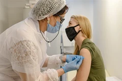 Nhân viên y tế tiêm vaccine phòng COVID-19 cho người dân tại Moskva, Nga. (Ảnh: THX/TTXVN)