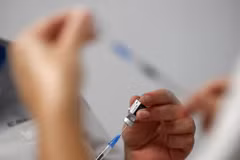 Nhật Bản phát triển vaccine phòng Omicron, Nga nâng cấp Sputnik V 