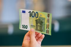 Đồng tiền mệnh giá 100 euro. (Ảnh: AFP/TTXVN)