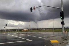 "Bom lốc xoáy" càn quét miền Tây nước Mỹ và gây mưa lũ kỷ lục