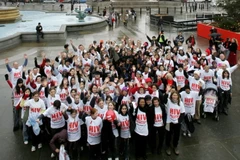 Các em học sinh tham gia cuộc tuần hành nhân ngày thế giới phòng chống AIDS (1/12) tại London, Anh. (Ảnh: AFP/TTXVN)