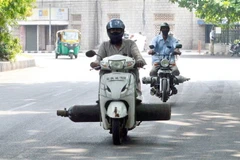 Người dân chở bình oxy trên một đường phố ở Bangalore, Ấn Độ. (Ảnh: THX/TTXVN)