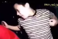 Tài xế T. liên tục bị đấm vào mặt, cổ. (Ảnh cắt từ clip)