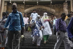 Người dân đeo khẩu trang phòng lây nhiễm COVID-19 tại Mumbai, Ấn Độ. (Ảnh: THX/TTXVN)