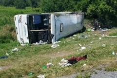 Xe chở du khách bị lật tại Mỹ khiến hàng chục người bị thương