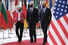 Chủ tịch Ủy ban châu Âu Ursula von der Leyen (trái), Tổng thống Mỹ Joe Biden (giữa) và Chủ tịch Hội đồng châu Âu Charles Michel (phải) tại cuộc gặp ở Brussels, Bỉ ngày 15/6. (Ảnh: THX/TTXVN)
