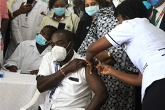 Nhân viên y tế tiêm vaccine phòng COVID-19 cho người dân tại Nairobi, Kenya. (Ảnh: THX/TTXVN)