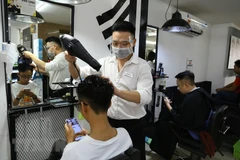 Thủ đô Hà Nội ngày đầu nới lỏng biện pháp chống dịch COVID-19