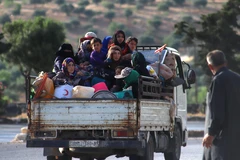 Người dân đi sơ tán để tránh xung đột bạo lực tại tỉnh Idlib, Syria. (Ảnh: AFP/TTXVN)