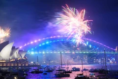 Gạt bỏ mối lo ngại về COVID-19, thế giới bắt đầu đón mừng Năm mới 2022