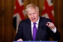 Thủ tướng Anh Boris Johnson tại cuộc họp báo ở London, Anh. (Ảnh: AFP/TTXVN)